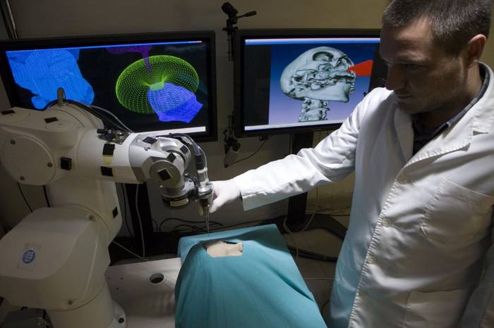 機器人搭配醫學影像執行腦部精密手術,可能嗎?