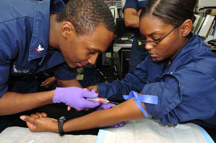 抽血一定要專業人員來執行?美國海軍人員的抽血教學。
