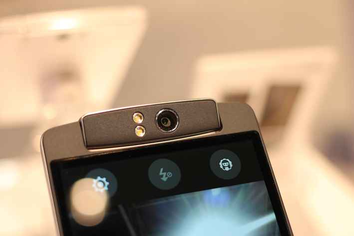 手機攝影鏡頭搭配配件，改造為手機顯微鏡。