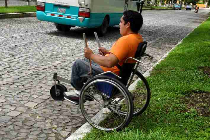 專為偏鄉地區設計的槓桿式輪椅，真的比較省力嗎? 
