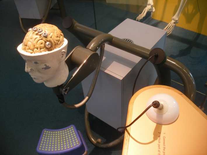 電刺激腦可治療巴金森氏症，能做成非侵入式穿戴裝置嗎?