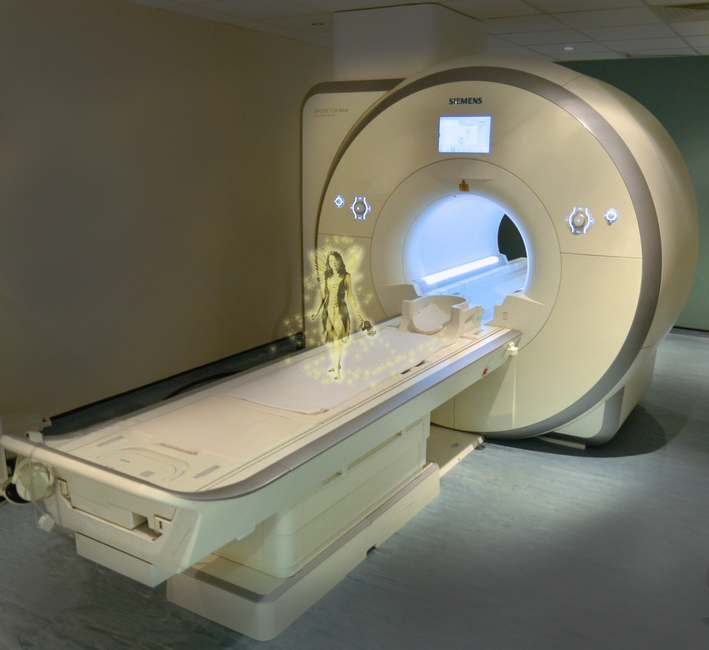 MRI系統使用高磁場，手術機器人必須為非金屬材料。