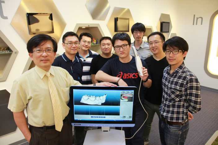 金屬工業發展中心副執行長林志隆博士(左一)與口掃器研發團隊