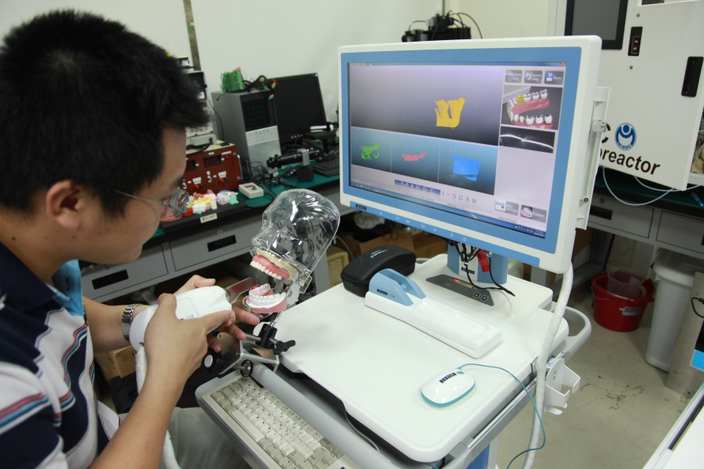 研發工程師正在使用口掃描掃描牙齒模型