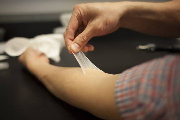 透明材料能緊緻肌膚，有機會搭載藥物做皮膚敷料?