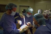 醫師開刀時戴上Google Glass,可以搶到更多的時間來做治療